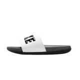 Ojotas Nike Offcourt Slide, de diseño cómodo y deportivo, color gris con banda ancha en el empeine de color blanco que lleva la palabra NIKE en letras negras grandes.