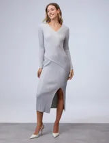Vestido midi de tejido rib, color gris, con escote en V cruzado, manga larga y tajo lateral en el ruedo.