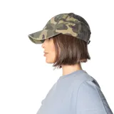 Gorra de béisbol con estampado camuflado en tonos verde, marrón y beige.