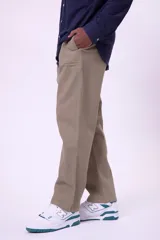 Pantalón marrón de corte recto con bolsillos laterales y traseros.