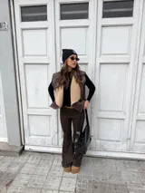Pantalón tipo oxford de tiro alto con estampado animal print de leopardo, confeccionado en tela de viscosa con caída fluida.