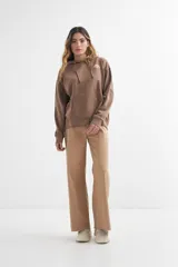 Hoodie de algodón color marrón, con capucha ajustable mediante cordones y bolsillo canguro frontal. Presenta un pequeño estampado blanco en el pecho con la palabra "ORIGIN".