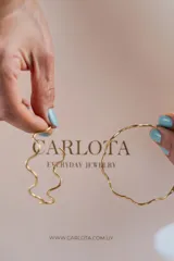 Aros tipo argolla con diseño ondulado y orgánico, con acabado en oro 18k.