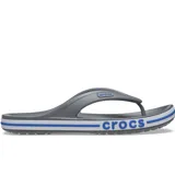 Ojotas Crocs modelo Bayaband Flip, color gris con detalles en blanco y azul, tiras de dedo y suela con banda deportiva.