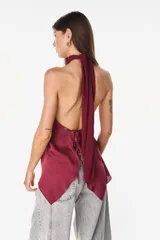 Top de satén fluido y crep texturado, color marrón, con diseño halter que se ata al cuello y deja los hombros y la espalda descubiertos.