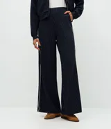 Pantalón wide leg de algodón color azul marino con estampa rayada de tiza y piping en los laterales. Presenta cintura elástica y caída suelta, de marca Marfinno.