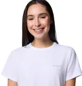 Remera de manga corta Columbia, color blanco, con cuello redondo y logo de la marca estampado en el pecho. Confeccionada con tecnología Omni-Wick que absorbe la humedad y Omni-Shade con protección solar UPF 50.
