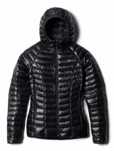 Campera puffer ultraligera Mountain Hardwear, color negro, con capucha integrada, cierre frontal completo y bolsillos laterales con cremallera. Diseño técnico con tejido ripstop y aislamiento térmico de plumón.