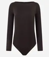 Body de manga larga con escote bote, confeccionado en tejido de poliamida y elastano. Presenta un diseño ajustado al cuerpo con cierre en el entrepiernas.