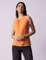 Musculosa negra de poliéster y elastano, con cuello redondo con frunces delanteros y abertura con botón en la espalda.