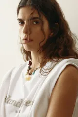 Remera oversized blanca de punto de algodón, con cuello redondo y hombros ligeramente caídos. Presenta un estampado frontal con la inscripción "island breeze IBIZA, 1998".