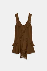 Vestido corto color marrón con escote en pico y tirantes anchos. Presenta un diseño con múltiples volantes en cascada que recorren el frente y el bajo, con un acabado asimétrico y forro interior a tono.