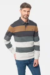 Polo de manga larga con diseño de franjas horizontales en tonos tierra, gris y blanco. Presenta cuello clásico tipo polo con cierre de botones y logo bordado en el pecho.