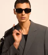 Blazer masculino de sastrería con corte boxy, escote en V, cierre frontal de doble abotonado y bolsillos funcionales. Confeccionado en tejido de poliviscosa con elastano, ofrece una estructura moderna y versátil.