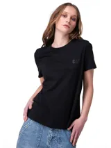Remera negra Caterpillar con cuello redondo, mangas cortas y pequeño logo estampado en el pecho.