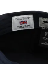 Boina estilo plana de color azul navy, confeccionada con canvas engrasado inglés impermeable y forro interior de algodón orgánico.