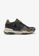 Championes Satorisan modelo Chacrona Premium, de color negro con detalles en verde militar y marrón, inspirados en el cross training de los años 80 con diseño de suela con tacos.