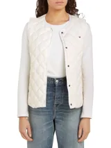 Chaleco acolchado color crema con relleno de plumón, cierre con botones a presión y logo bordado en el pecho.