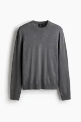 Buzo H&M de punto fino en color gris, con cuello redondo y diseño clásico. Cuenta con ribetes acanalados en el cuello, puños y bajo.