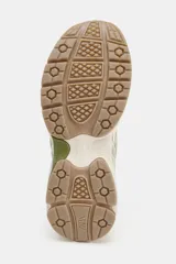 Zapatilla deportiva estilo running con combinación de materiales y detalles en tonos verdes. Presenta puntera redonda, tirador trasero y suela con relieve.