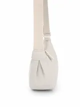 Riñonera de diseño curvo y compacto, con cierre superior y correa regulable que permite llevarla cruzada o al hombro.