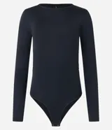 Body negro de manga larga con cuello redondo, fruncido lateral y cierre con botones en la entrepierna.