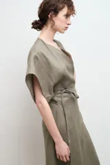 Vestido kimono midi azul marino de lino con escote en V, mangas cortas amplias y lazo en la cintura.