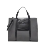 Cartera shopper grande de lona gris con detalles en cuero sintético negro, doble asa de mano y correa ajustable extraíble. Cuenta con un bolsillo frontal externo con cierre y el logo de la marca impreso en plateado.