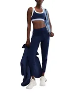 Jogger azul marino de Free People Movement, con cintura alta, cordón ajustable y detalles de bloques de color blanco en los laterales. Presenta bolsillos laterales y un ajuste entallado.