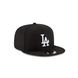 Gorro New Era negro con el logo de Los Angeles Dodgers bordado en blanco en el frente.