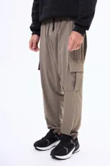 Championes urbanos de diseño clásico, confeccionados en una combinación de cuero sintético y tejido de malla. Presentan una base blanca con detalles en gris y acentos en azul oscuro, con suela de goma robusta y cierre de cordones.