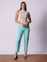 Pantalón verde esmeralda de gabardina elastizada, marca Zac & Rachel, de corte recto con pretina ancha pespunteada y largo al tobillo. Presenta bolsillos simulados.