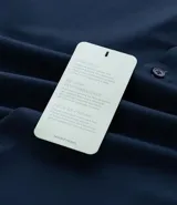 Camisa de vestir marrón oscuro, corte slim, de manga larga y cuello camisero.