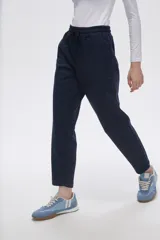 Pantalón tipo babucha de corte recto, confeccionado en tejido con felpa, con cintura elástica y cordón de ajuste frontal.