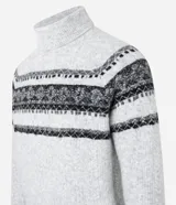 Suéter de punto gris con cuello alto y manga larga. Presenta textura jacquard y estampa horizontal étnica en tonos negros y grises.