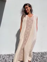 Vestido largo de lino color beige con estampado geométrico vertical en el centro.