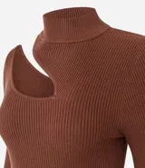 Blusa de punto acanalado color lila, con cuello alto, mangas largas y abertura en el hombro.