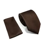 Set compuesto por una corbata y un pañuelo de bolsillo a juego, ambos en color marrón con un patrón de microtextura.