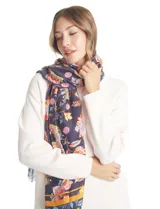 Pashmina estampada con diseño floral multicolor sobre fondo blanco, con terminación deflecada en los bordes.