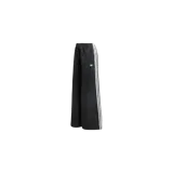 Pantalón Adidas de corte holgado y pernera ancha, color negro con estampado texturizado. Cuenta con las icónicas tres tiras blancas a lo largo de los laterales y el logo del trifolio bordado.