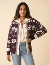Cardigan de punto color cacao con estampado de flores en color crema, cuello tipo polo, cierre frontal con botones y puños acanalados.