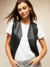 Chaleco negro de cuero sintético con escote en V y corte recto.