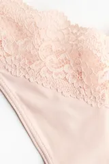 Pack de tres bombachas colaless de tiro bajo, confeccionadas en microfibra color rosa pálido con un borde ancho de encaje floral en la cintura.