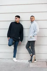 Buzo gris de algodón con cierre parcial en el cuello y bolsillo escondido.