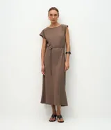Vestido midi de sastrería color marrón, con cuello redondo, mangas cortas y corte recto. Incluye un cinturón fino ajustable con detalle metálico en la cintura.