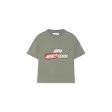 Remera oversize verde militar con cuello redondo y diseño gráfico estampado en el pecho con texto y efecto rasgado.
