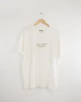 Remera oversize de algodón color lila, con estampado frontal de texto en el mismo tono.