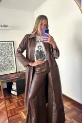 Pantalón de cuero marrón de corte palazzo con paneles y costuras a la vista.