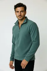 Buzo de polar con cuello alto y cierre frontal parcial, de manga larga y diseño ajustado.