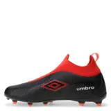 Championes de fútbol Umbro Fuzion, color negro con cuello elástico rojo y suela con tapones rojos. Diseño sin cordones para un ajuste seguro.